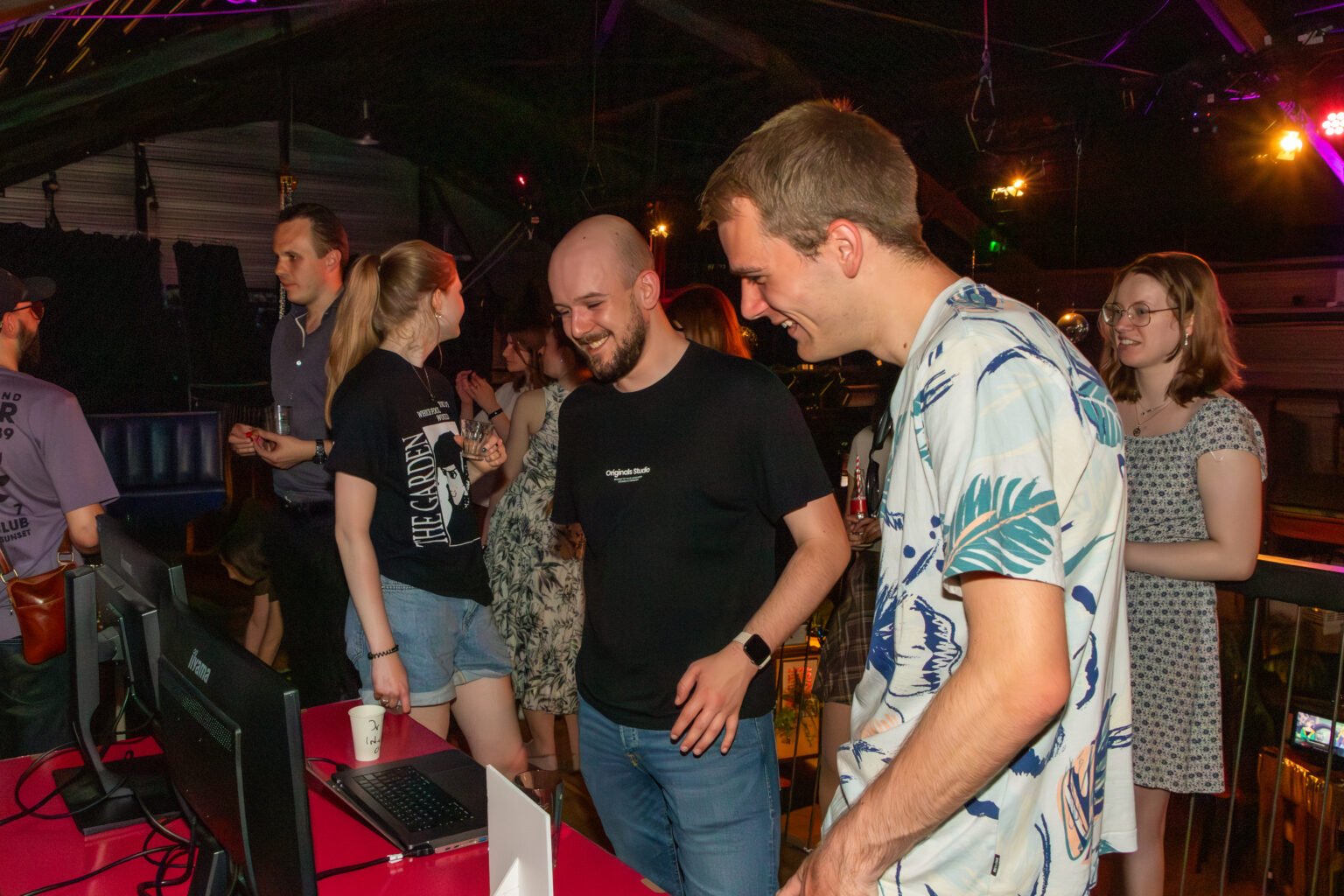 Studenten bekijken het werk van andere studenten