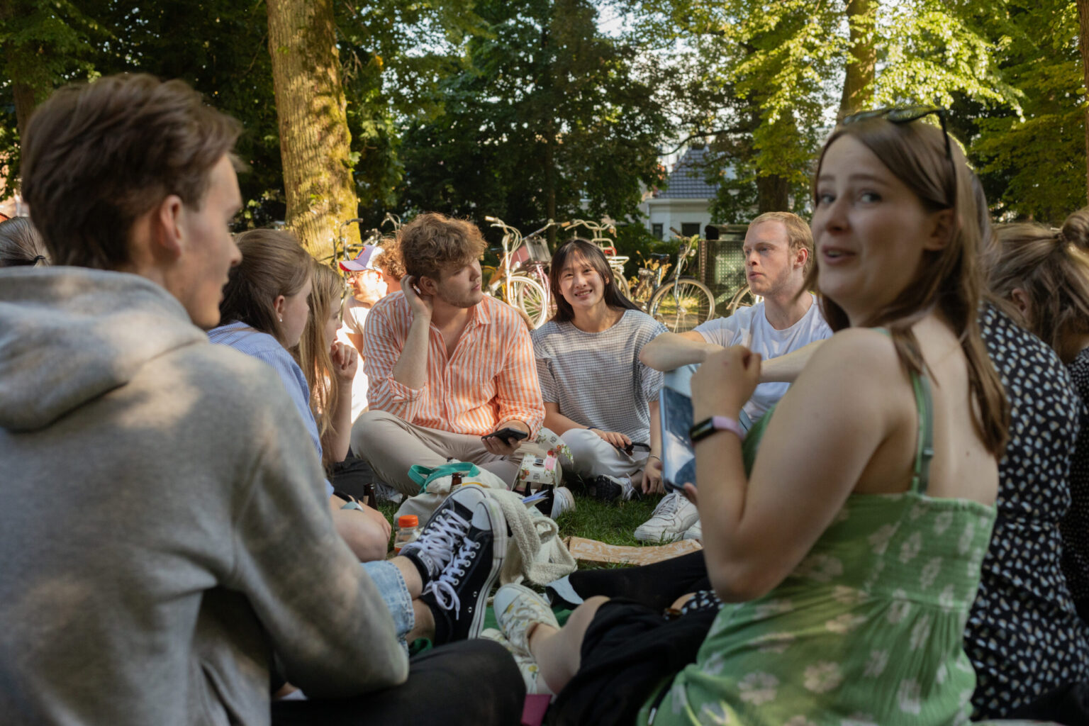 Studenten zitten gezellig in een kring